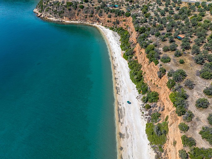 Εκεί που το Βουνό Συναντά τη Θάλασσα